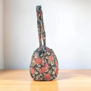 กระเป๋าดัฟเฟิลผ้าฝ้ายพิมพ์ลายบล็อกมือ | เป็นมิตรกับสิ่งแวดล้อมทนทานซิปขนาดใหญ่สำหรับการเดินทางในช่วงสุดสัปดาห์สุดหรู - Product Image 2