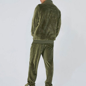 ชุดวอร์มกำมะหยี่ผู้ชายจากโรงงาน รับผลิตตามแบบ พร้อมสกรีนโลโก้ OEM ODM เสื้อฮู้ดดี้ กางเกงจ็อกเกอร์ ทรงเข้ารูป ดีไซน์สำหรับใส่ลำลอง - Product Image 2