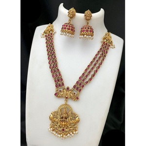 Conjunto de joyería Temple de calidad superior con gargantilla de múltiples capas Lakshmi Kundan para joyería nupcial y de boda para mujer - Product Image 2