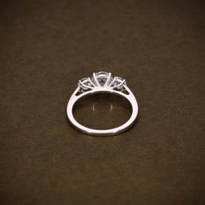 Anillo de Compromiso con Diamante Cultivado en Laboratorio de 1.70 CTW, Corte Brillante, Certificado VVS1 VVS2, Oro Sólido de 18K, Lujoso, para Mujer, Certificado IGI - Product Image 3