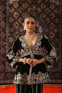 เสื้อใส่ไปงานปาร์ตี้ปักลายผ้ากำมะหยี่วิสโคสและพาลาซโซพร้อม dupatta - Product Image 2