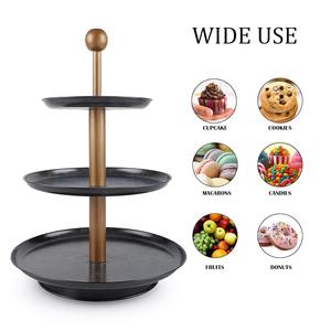 Support à cupcakes moderne à 3 niveaux en métal noir, écologique et fait main, avec plateau de service à pilier doré, présentoir industriel pour desserts et fêtes - Product Image 4