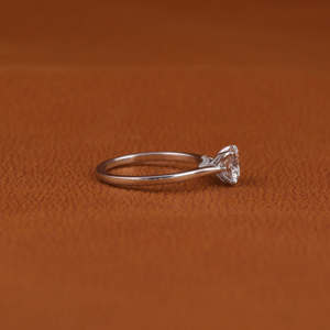 Anillo de Compromiso Clásico de Lujo con Diamante Solitario Cultivado en Laboratorio, Corte Redondo, Chapado en Oro Sólido de 14 Quilates, Certificado por IGI - Product Image 4