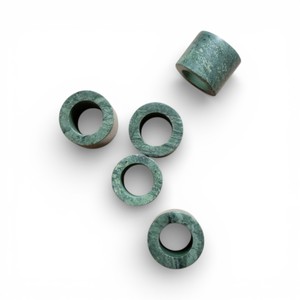 Anneaux de serviette en marbre vert poli avec une forme cylindrique lisse pour une décoration de table de luxe unique - Product Image 1
