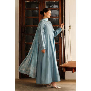 Ensembles pour femmes IZNIK-3PC, robe brodée Chikankara en tissu lawn avec dupatta imprimé en mousseline et pantalon teinté - BIC-4887 - Product Image 5