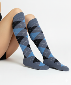 Chaussettes hautes pour hommes personnalisables en gros par le fabricant OEM, chaussettes décontractées en coton noir antibactériennes et absorbant la transpiration pour l'automne - Product Image 5