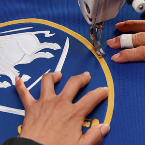 Camiseta de hockey personalizada azul y dorada para hombre, ropa deportiva de retazos de manga larga, ropa informal ligera, Top - Product Image 6