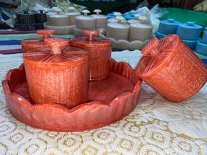 100% ensemble de quatre pots de qualité supérieure et plateau décoratif en résine couleur rouge - Product Image 2