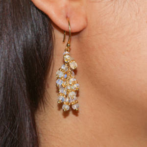 ต่างหูเงินแท้ 925 ประดับมูนสโตนทรงกลุ่ม ดีไซน์ทันสมัยสำหรับผู้หญิง เหมาะเป็นเครื่องประดับประจำเดือนเกิด ของขวัญวันครบรอบแต่งงาน หรือวันเกิด - Product Image 2