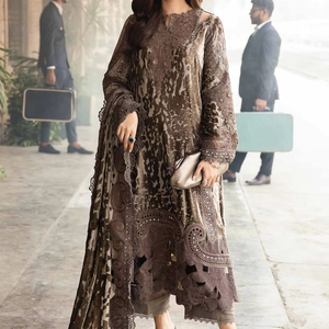 Lehenga Choli pakistanais de soirée pour femmes, orné de pierres lourdes, pour les mariages et les fonctions de soirée - Product Image 1