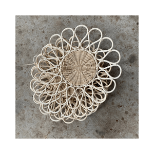 Vente en gros de napperons en rotin en forme de fleur Boho jonc de mer suspendus décoration murale assiettes de chargeur en rotin maison restaurant - Product Image 2