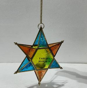 Suspension en verre de Noël tendance avec des formes amusantes et des couleurs ludiques conçues pour ravir les enfants et ajouter des vibrations festives joyeuses - Product Image 2
