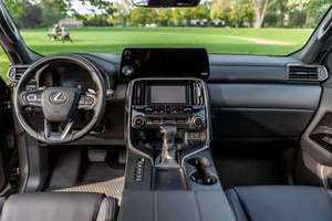 LX 600 AWD Turbo 2025, Interior en Cuero Claro R21, Bajo Kilometraje, Precio en Stock, Listo para Envío - Product Image 5