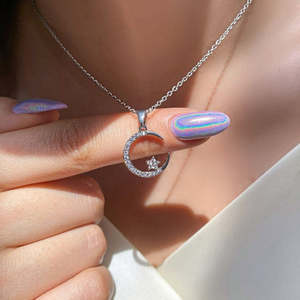 Colgante de luna de plata de ley Hallmark con circonita, diamante y perla, engaste de bisel, moderno, religioso, para compromiso, cadenas de platino y oro - Product Image 1