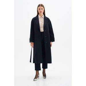 Manteau trench noir à double boutonnage pour l'automne et l'hiver avec épaulettes et doublure en soie - Product Image 5