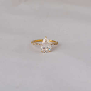 Anillo de Compromiso de Lujo Chapado en Oro de 18 Quilates con Diamante Cultivado en Laboratorio de Corte Pera, Media Eternidad con Diamantes Laterales de Corte Redondo, Regalo Sorpresa - Product Image 5