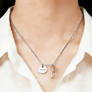 Collana con Ciondolo Minimalista alla Moda in Acciaio Inossidabile Inciso con Fiala di Vetro e Seme di Senape, Gioiello della Fede per Donna, Resistente all'Ossidazione - Product Image 2