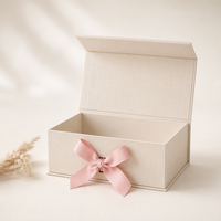 Boîte cadeau en papier magnétique pliable personnalisée avec ruban et logo en feuille d'or pour les ensembles de soins de la peau et de maquillage, emballage écologique