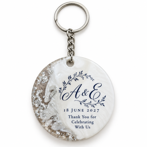 Llavero Redondo Personalizado de Resina Epoxi con Iniciales y Fecha en Lámina Dorada/Plateada, Regalos de Boda, Compromiso, Aniversario, Regalos de Agradecimiento para Invitados - Product Image 1