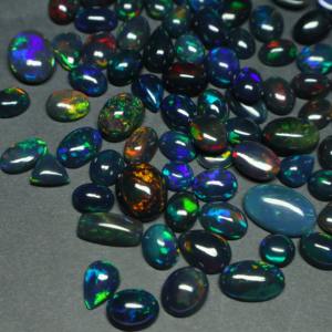 อัญมณีทรงหลังเบี้ยโอปอลทรงหลังเบี้ยสีดำจากเอธิโอเปียนธรรมชาติพร้อมด้วยวงรี/ลูกแพร์/ รูปหัวใจและไฟสีฟ้าสำหรับการทำเครื่องประดับ - Product Image 3