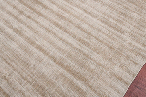 Alfombra texturizada de viscosa tejida Handloom en tonos beige y crema sutiles con un suave y elegante - Product Image 5