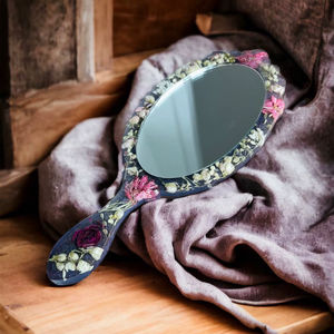 กระจกมือถือเรซิ่นเคลือบเงาเรียบเนียน เหมาะสำหรับการแต่งหน้าในชีวิตประจำวันหรือใช้เพื่อการตกแต่ง เพิ่มความมีสไตล์ - Product Image 1