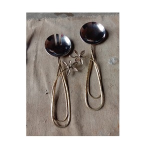 Ensembles de couverts de conception antique de fleur avec le vernis pour la vaisselle ensembles de couverts de service de salade en acier inoxydable et en laiton de taille personnalisée - Product Image 1