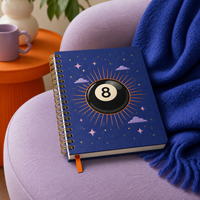 Carnet LABON personnalisé 8 Ball, couverture rigide marine, impression CMYK, nuages lavande effet soleil, clous dorés, reliure spirale Wire-O, ruban orange