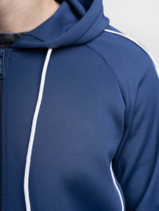 Veste athlétique légère à capuche pour hommes avec capuche et cordon de serrage contrastés et poches latérales de couleur bleue - Product Image 4