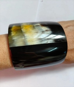 Brazalete de cuerno de búfalo de color natural con diseño de ágata Estilo animal elegante de F S International - Product Image 5