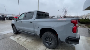Gran Demanda de Mercado, Chevrolet Silverado 1500-LT Gris 2024 - Product Image 2