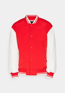 Veste universitaire en laine rouge personnalisée en gros pour hommes, type de fermeture bouton, poches, veste de baseball universitaire, veste bomber - Product Image 2