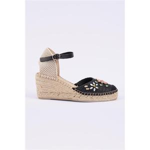 Alpargata cerrada con punta en cuña - Product Image 1