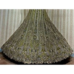 Premium Lehenga Choli para fiesta Nupcial desgaste temporada de invierno con bordado adornado lentejuelas destacados Zari Borders-Export Ready - Product Image 4