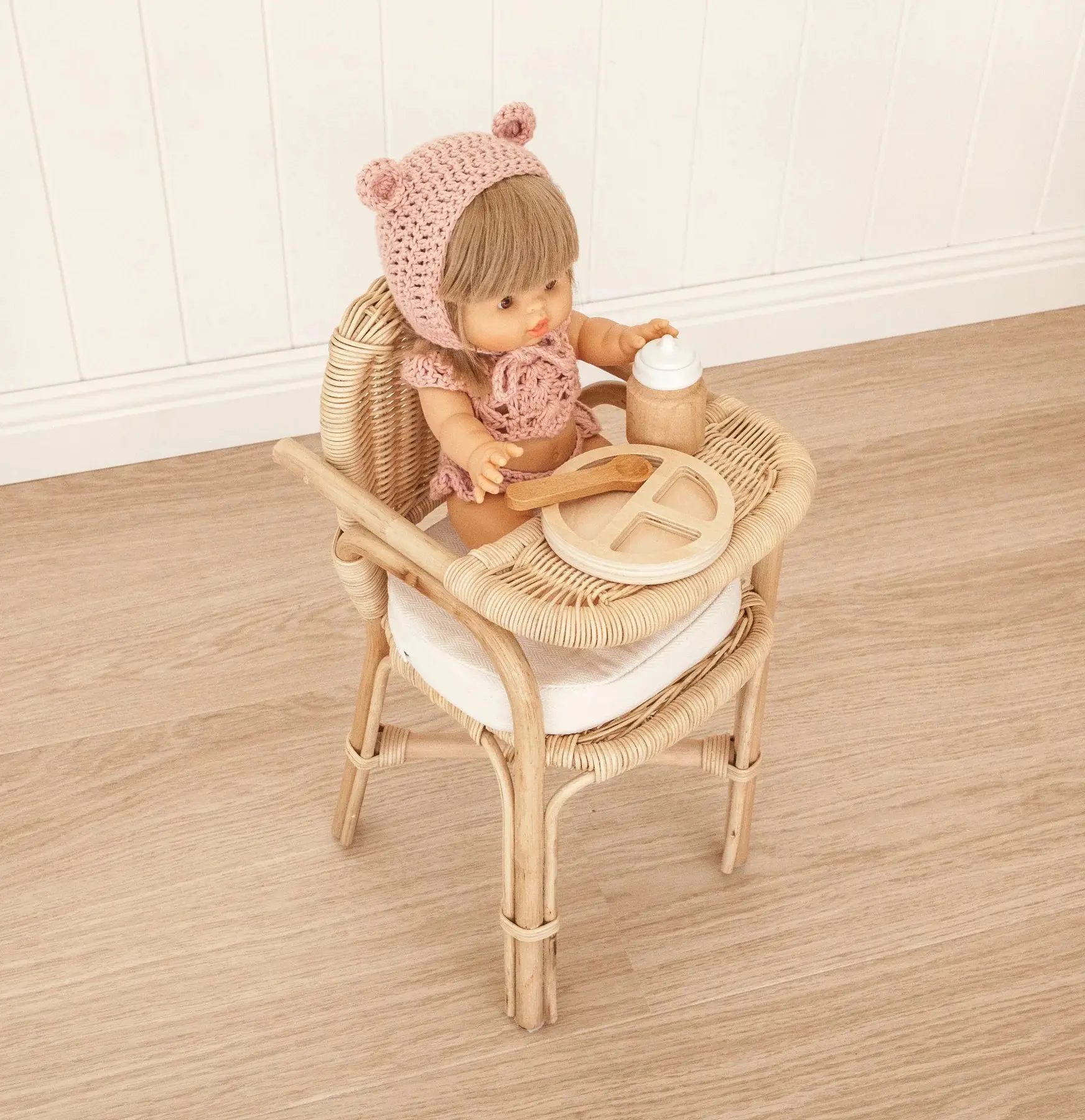 아기가 앉아서 먹기 위해 사용되는 인형 높은 의자 또는 장난감, 가정 장식, 안전하고 친절한 천연 등나무에서 수제.