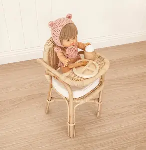 赤ちゃんが座って食べるため、またはおもちゃとして、家の装飾として、安全でフレンドリーな天然籐から手作りされた人形のハイチェア。