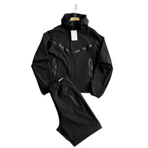 Conjunto de chaqueta y pantalones cortos con cremallera de alta calidad y logotipo personalizado Conjuntos de chaqueta y pantalones cortos cortavientos personalizables OEM - Product Image 1