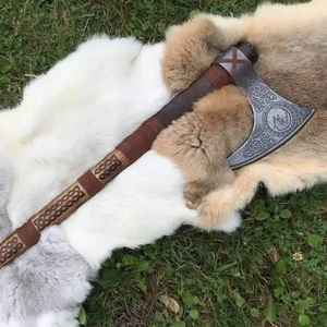 Hacha Vikinga Hecha a Mano con Mango de Madera de Fresno Grabado y Funda de Cuero con Grabado en la Cabeza - Product Image 3