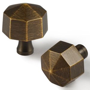 Perillas de latón hechas a mano para armarios de cocina que ofrecen un aspecto artesanal refinado, adecuado para un estilo contemporáneo o moderno. - Product Image 5