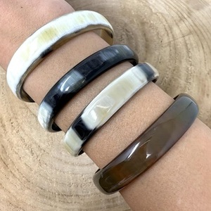 Brazalete de cuerno de búfalo La mejor calidad para niñas y madres Brazalete de color de cuerno natural de búfalo Uso diario a la venta artesanías de ágata - Product Image 4
