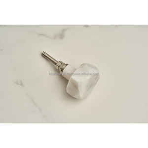 Bouton de porte en résine fabriqué à la main avec un design tourbillon unique, élégant, durable et écologique. - Product Image 6