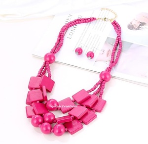 Collier de perles en bois fait à la main Rose rouge 3 couches pour femmes Boho Tribal Style ethnique bijoux écologiques - Product Image 3