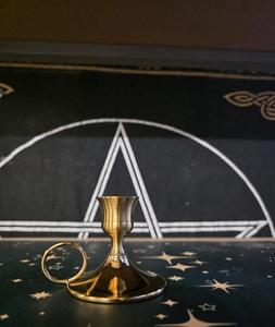 Bougeoir en laiton de qualité supérieure avec des motifs vintage uniques et une fabrication de haute qualité pour les spécialistes en décoration intérieure - Product Image 2