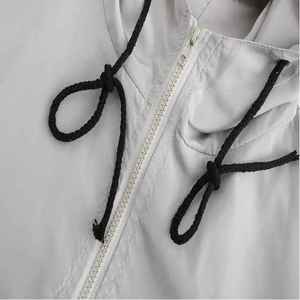 Chaqueta Cortavientos de Lona Personalizada de Alta Calidad con Capucha, Impermeable y Ecológica para la Moda de Invierno, con Logotipo Frontal - Product Image 3