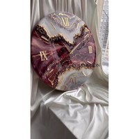 Horloges murales vintage en résine avec des accents dorés classiques et un mouvement de balayage silencieux idéal pour les espaces de vie traditionnels