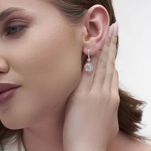 Modernos Pendientes de Aro con Diamantes de 4.19 Ct para Mujer en Oro Blanco de 14K con Diamantes Cultivados en Laboratorio - Product Image 1