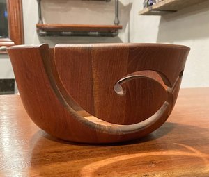 Cuenco de madera de teca para hilo, 9 pulgadas de diámetro en el punto más ancho x 4.75 pulgadas de altura, en muy buen estado vintage - Product Image 5