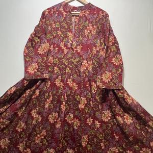 เดรสผ้าฝ้ายสีแดงทรงสวยสำหรับผู้หญิง ดีไซน์เป็นมิตรต่อสิ่งแวดล้อม คอวี แขนทรงกระดิ่ง แต่งลายชาติพันธุ์ เอวเข้ารูป ดีไซน์เนอร์คุร์ติ - Product Image 5