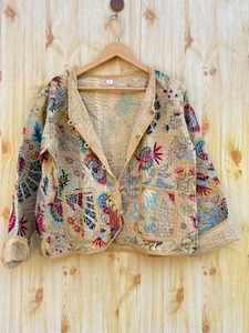 Veste Kantha matelassée bohème à fleurs, beige vintage, réversible, veste en coton Kantha pour femmes, cadeaux durables - Product Image 3