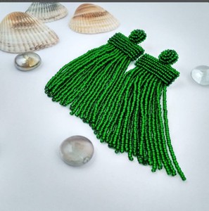 Pendientes de borla con cuentas verdes Pendientes colgantes largos Pendientes llamativos de cascada Oscar DE LA Renta Pendientes de flecos grandes Gota colgante - Product Image 1
